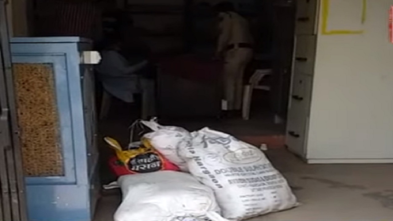 Rewa News : पुलिस ने डेढ़ क्विंटल नकली खोवा पकड़ा, एक गिरफ्तार Rewa News : पुलिस ने डेढ़ क्विंटल नकली खोवा पकड़ा, एक गिरफ्तार